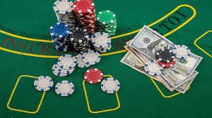 Pengguna mengecek deposit lewat ponsel